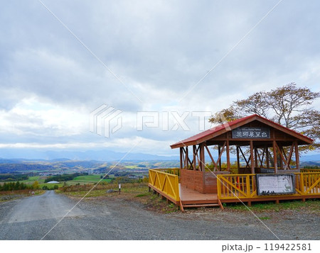 北海道の絶景 秋の富良野麓郷展望台 紅葉風景 119422581