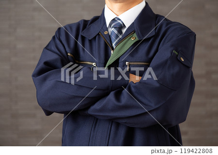 腕組みをする作業着姿のミドル男性ビジネスマン 119422808