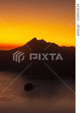 摩周岳と朝日、第三展望台から　2024.10.14 119423214