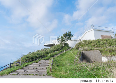 夏の晴れた日の地球岬展望台 北海道室蘭市 119424013