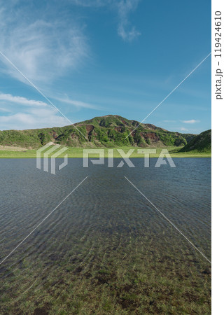 【熊本県阿蘇】草千里の草原と池、水辺 【熊本県阿蘇】草千里の草原と池、水辺 119424610