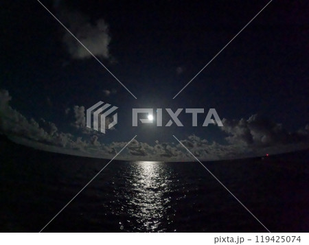 水面にムーンロード 満月の夜 水面にムーンロード 満月の夜 119425074