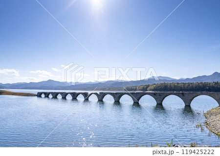 秋晴れの日の旧国鉄士幌線タウシュベツ川橋梁　北海道上士幌町 119425222