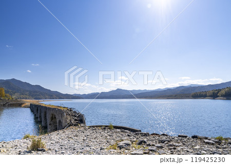秋晴れの日の旧国鉄士幌線タウシュベツ川橋梁 北海道上士幌町 秋晴れの日の旧国鉄士幌線タウシュベツ川橋梁 北海道上士幌町 119425230