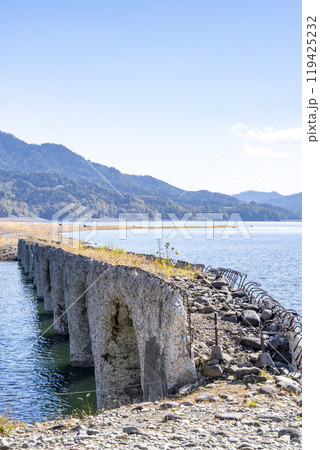 秋晴れの日の旧国鉄士幌線タウシュベツ川橋梁 北海道上士幌町 秋晴れの日の旧国鉄士幌線タウシュベツ川橋梁 北海道上士幌町 119425232