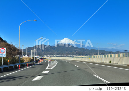 中部・東名高速道路・由比パーキングエリア付近を走行中に眺められる優雅な富士山・静岡県静岡市(1) 中部・東名高速道路・由比パーキングエリア付近を走行中に眺められる優雅な富士山・静岡県静岡市(1) 119425248