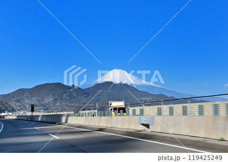 中部・東名高速道路・由比パーキングエリア付近を走行中に眺められる優雅な富士山・静岡県静岡市(2) 中部・東名高速道路・由比パーキングエリア付近を走行中に眺められる優雅な富士山・静岡県静岡市(2) 119425249