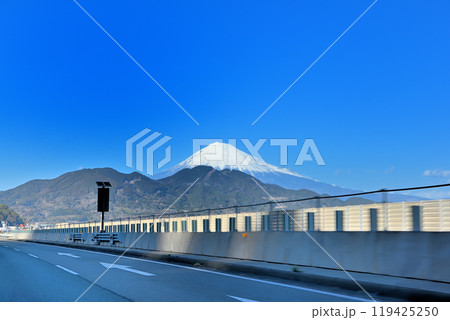 中部・東名高速道路・由比パーキングエリア付近を走行中に眺められる優雅な富士山・静岡県静岡市(3) 119425250