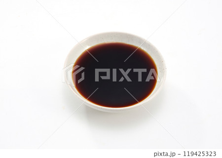 皿に注がれた醤油 119425323