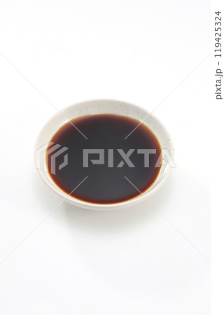 皿に注がれた醤油 119425324
