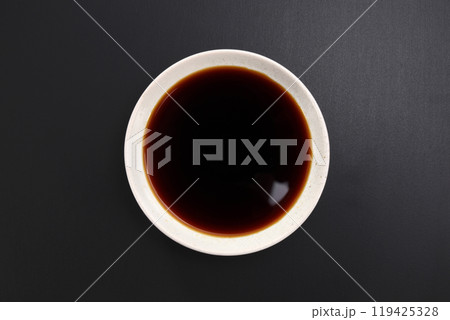 皿に注がれた醤油 皿に注がれた醤油 119425328