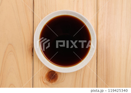 皿に注がれた醤油 119425340