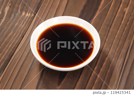 皿に注がれた醤油 皿に注がれた醤油 119425341