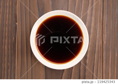 皿に注がれた醤油 119425343