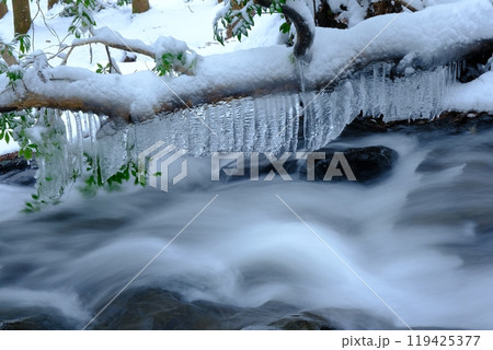 雪と氷柱の冬のるり渓 119425377