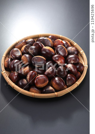 ザルに盛られた栗 ザルに盛られた栗 119425696