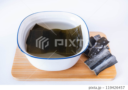 出汁をとる昆布 119426457