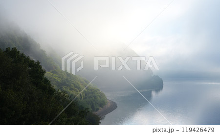霧に包まれる本栖湖の風景 119426479