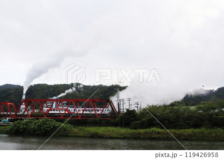 釜石駅付近を走行する三陸鉄道の列車 119426958