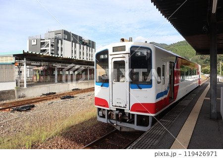 釜石駅のホームに停車する三陸鉄道の列車 釜石駅のホームに停車する三陸鉄道の列車 119426971