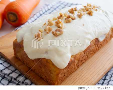 .カッティングボードの上の手作りキャロットケーキ .カッティングボードの上の手作りキャロットケーキ 119427167