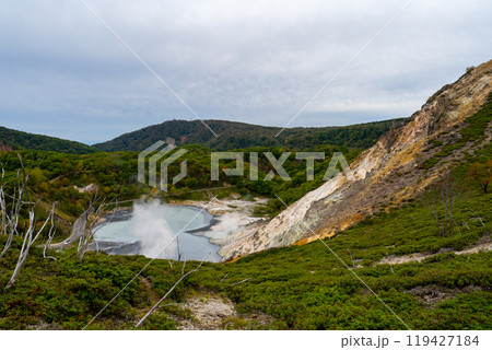 北海道　登別温泉　大湯沼の風景 119427184