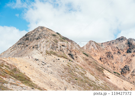 【栃木県那須】茶臼岳で登山をする人を遠くから撮った写真 119427372