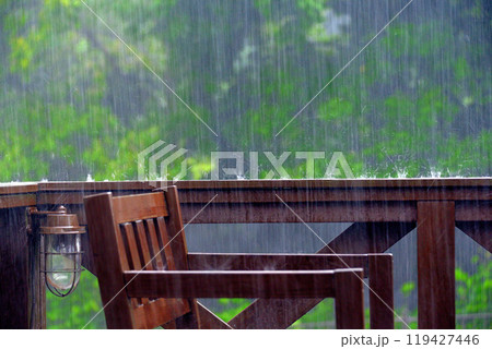 豪雨、ゲリラ雷雨のイメージ・大雨に叩かれるウッドデッキとガーデンファニチャー(8) 豪雨、ゲリラ雷雨のイメージ・大雨に叩かれるウッドデッキとガーデンファニチャー(8) 119427446