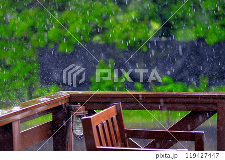 豪雨、ゲリラ雷雨のイメージ・大雨に叩かれるウッドデッキとガーデンファニチャー(9) 119427447