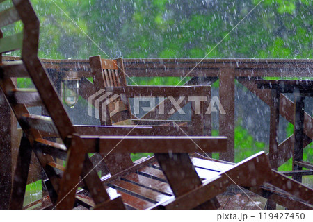 豪雨、ゲリラ雷雨のイメージ・大雨に叩かれるウッドデッキとガーデンファニチャー(12) 119427450
