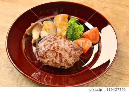 注）湯気は合成です。肉汁あふれるハンバーグ。付け合せはエリンギ、じゃがいも、ブロッコリー、人参。 119427591