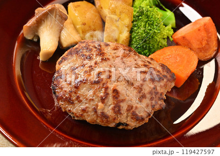注)湯気は合成です。肉汁あふれるハンバーグ。付け合せはエリンギ、じゃがいも、ブロッコリー、人参。 注)湯気は合成です。肉汁あふれるハンバーグ。付け合せはエリンギ、じゃがいも、ブロッコリー、人参。 119427597