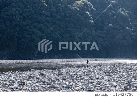 熊野川の鮎友釣り風景 119427786