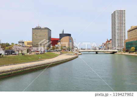 北九州市の市街地にある紫川と市役所や勝山公園と小倉城 北九州市の市街地にある紫川と市役所や勝山公園と小倉城 119427902
