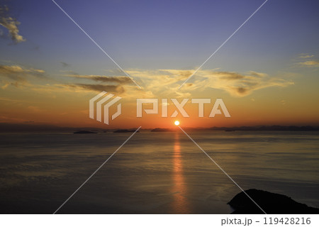 《香川県 紫雲出山》 紫雲出山展望台からの夕焼けと日の入り 《香川県 紫雲出山》 紫雲出山展望台からの夕焼けと日の入り 119428216