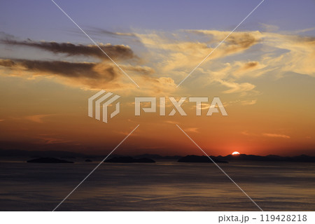 《香川県 紫雲出山》 紫雲出山展望台からの夕焼けと日の入り 119428218