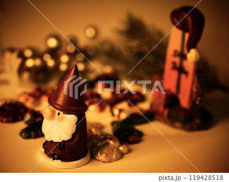 キャンドルの灯りに照らされたクリスマスのイメージ キャンドルの灯りに照らされたクリスマスのイメージ 119428518