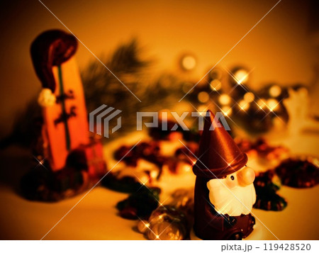 キャンドルの灯りに照らされたクリスマスのイメージ キャンドルの灯りに照らされたクリスマスのイメージ 119428520