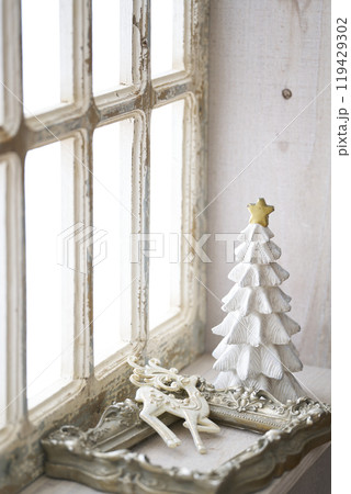アンティークな窓辺に置かれたクリスマスツリー 119429302
