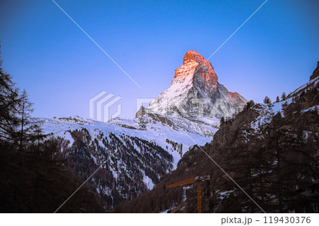 朝焼けのマッターホルン_横（冬） 119430376