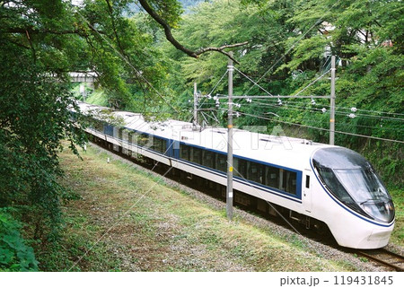 新緑の御殿場線をゆく371系の特急あさぎり号 119431845