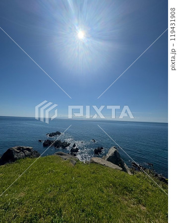 北海道の立待岬から眺める水平線 119431908