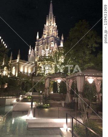 ストリングスホテルのライトアップされた教会 119431909