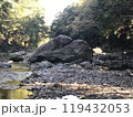 岩の間を流れる川 119432053