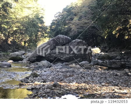 岩の間を流れる川 119432053