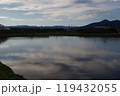 水面に映る山 119432055