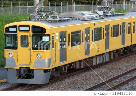 近江鉄道へ回送前の西武線2000系電車 近江鉄道へ回送前の西武線2000系電車 119432110