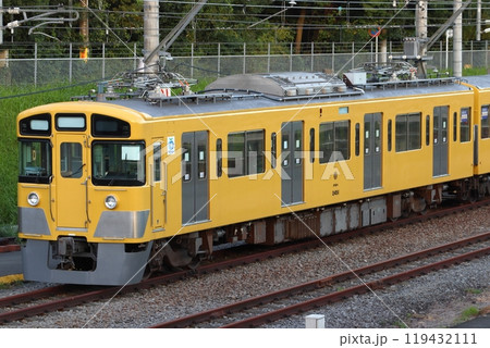 近江鉄道へ回送前の西武線2000系電車 119432111
