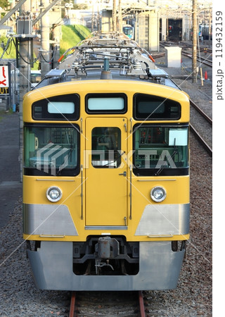 近江鉄道へ回送前の西武線2000系電車 近江鉄道へ回送前の西武線2000系電車 119432159