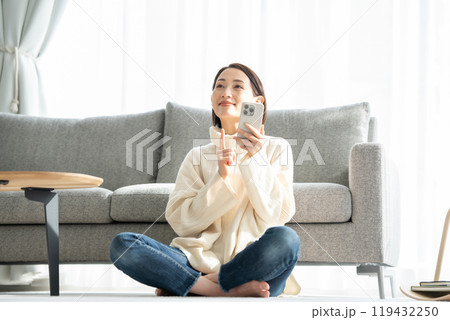 スマホを操作する女性 119432250
